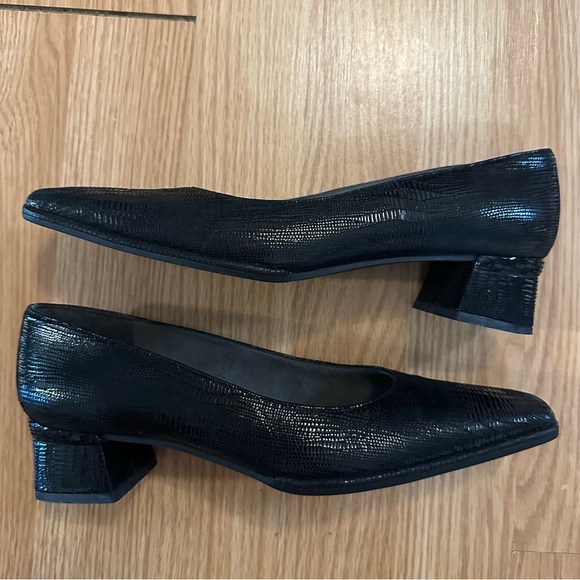 Stuart Weitzman vintage 8.5 short block heel black snake skin low heels - Picture 1 of 6